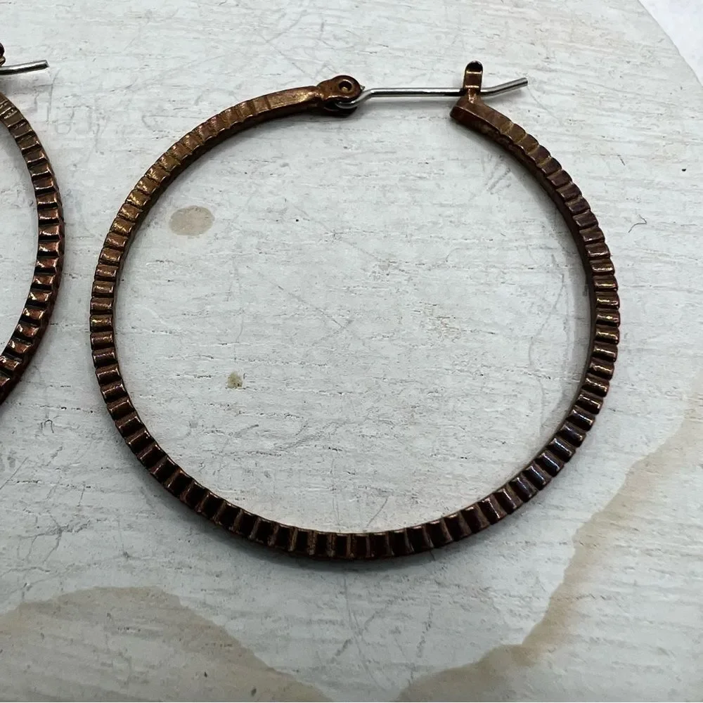 🍭6/$30 Bronze tone textured hoop earrings with saddle back closure
